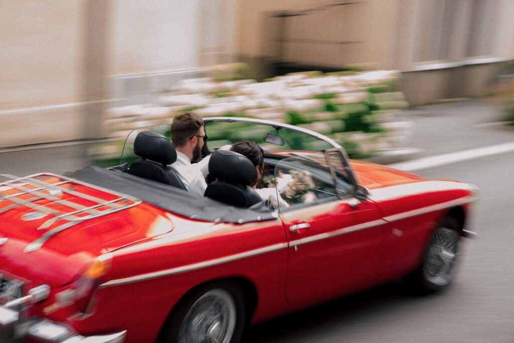Mariés en voiture après la mairie
